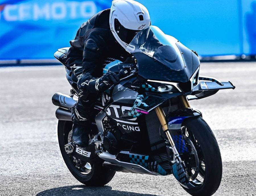 CFMoto V4: la amenaza china ya tiene forma definitiva Una CFMoto 1000 V4 SR-RR probándose en pista.