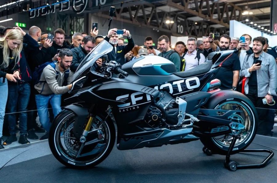 CFMoto V4: la amenaza china ya tiene forma definitiva El prototipo de la CFMoto 1000 V4 SR-RR exhibido en Eicma 2025.