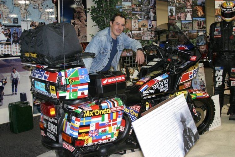 Un joven Emilio Scotto posa junto a la moto con la que recorrió el mundo