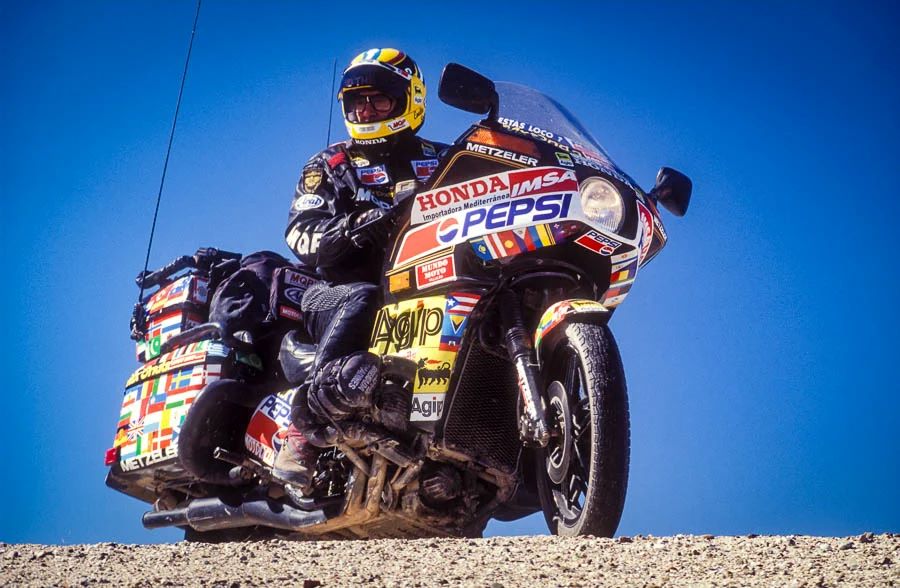 Emilio Scotto, con casco, sobre la moto con la que batió el récord Guinness