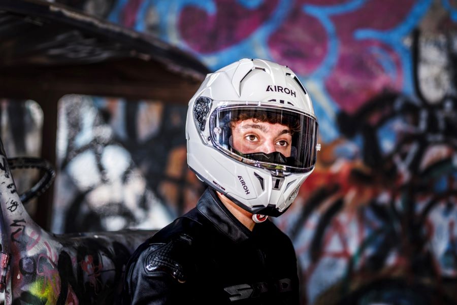 Un motociclista porta un casco AIROH GP 800