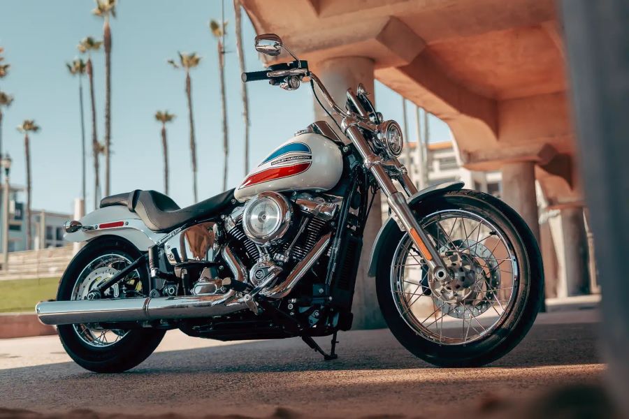Una Harley-Davidson Super Glide 2026 estacionada debajo de una autopista