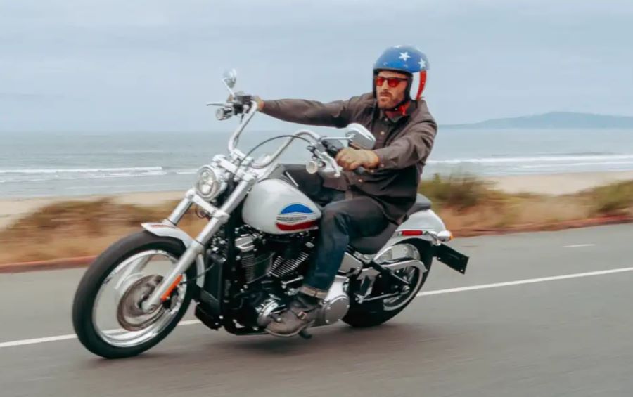 un motociclista se traslada con una Harley-Davidson Super Glide 2026 