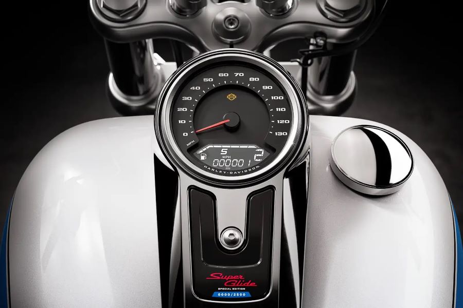 tablero de la moto Harley-Davidson Super Glide 2026