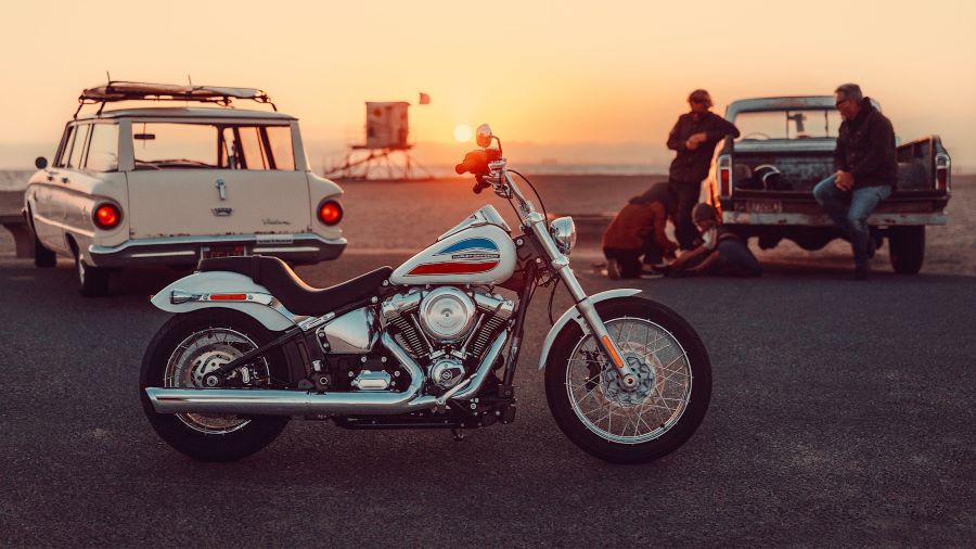 En primer plano, una Harley-Davidson Super Glide 2026 en la playa