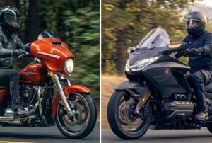 Una moto Harley street glide y una Honda Gold wing enfrentadas en una imagen repartida