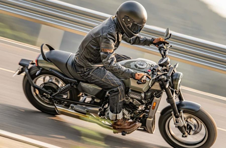 Un motociclista se desplaza por una ruta a bordo de un Hyosung GV250x Roadster