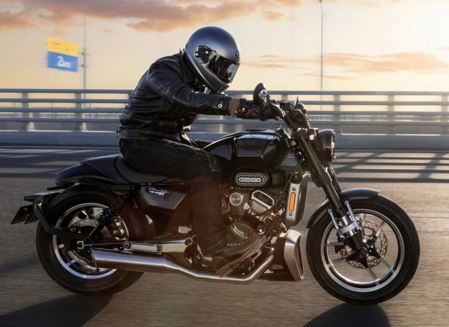 visto lateralmente, un usuario de la Hyosung GV250X Roadster recorre una carretera