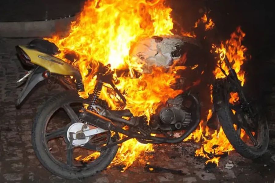 Una motocicleta completamente incendiada