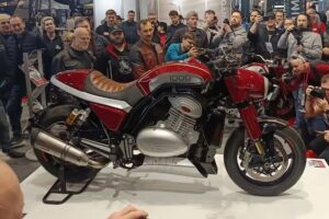La Jawa 1000 Sport Cruiser se luce en un stad de feria ante la mirada del público