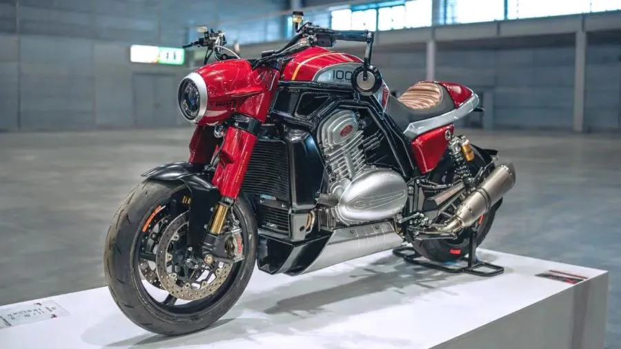 Jawa 1000 Sport Cruiser: el regreso checo a la gran cilindrada Una Jawa 1000 Sport Cruiser sobre una tarima