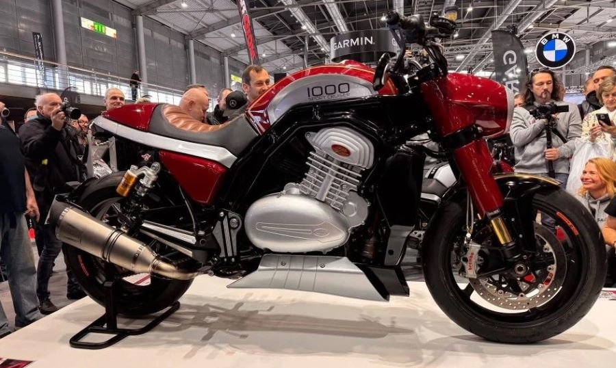 Jawa 1000 Sport Cruiser: el regreso checo a la gran cilindrada Primer plano de una moto Jawa 1000 Sport Cruiser en un stand de exposición