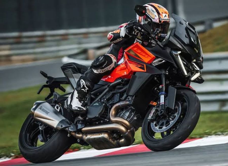Una moto KTM 1390 super duke GT