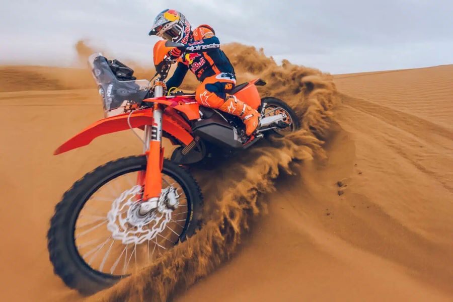 Una KTM 450 Rally replica 2027 derrapa en la arena