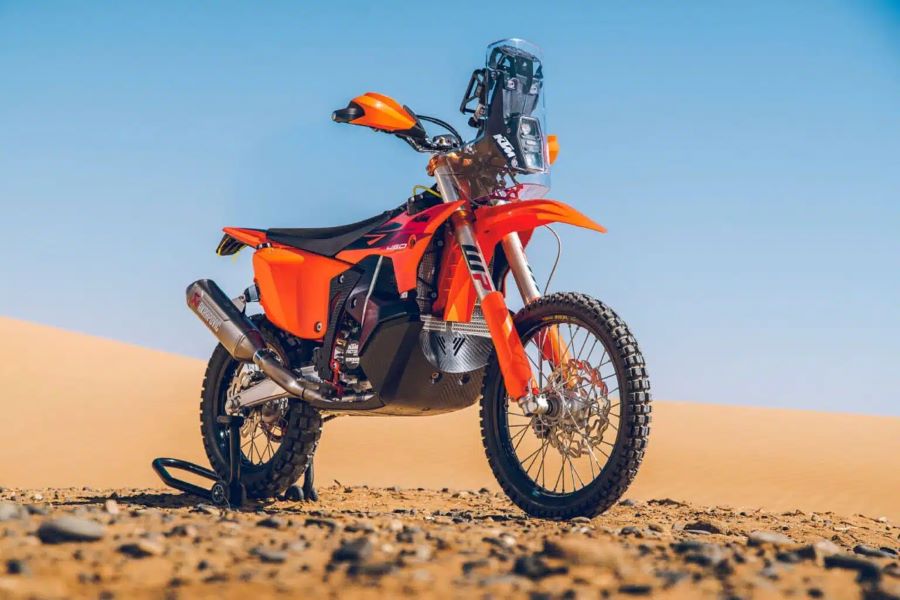 Vista desde abajo, una KTM 450 Rally replica 2027 parada en la arena