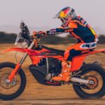 La moto del Dakar de Luciano Benavides tendrá solo 8 dueños Un piloto lazado a toda velocidad sobre una KTM 450 Rally replica 2027