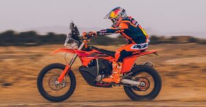 Un piloto lazado a toda velocidad sobre una KTM 450 Rally replica 2027