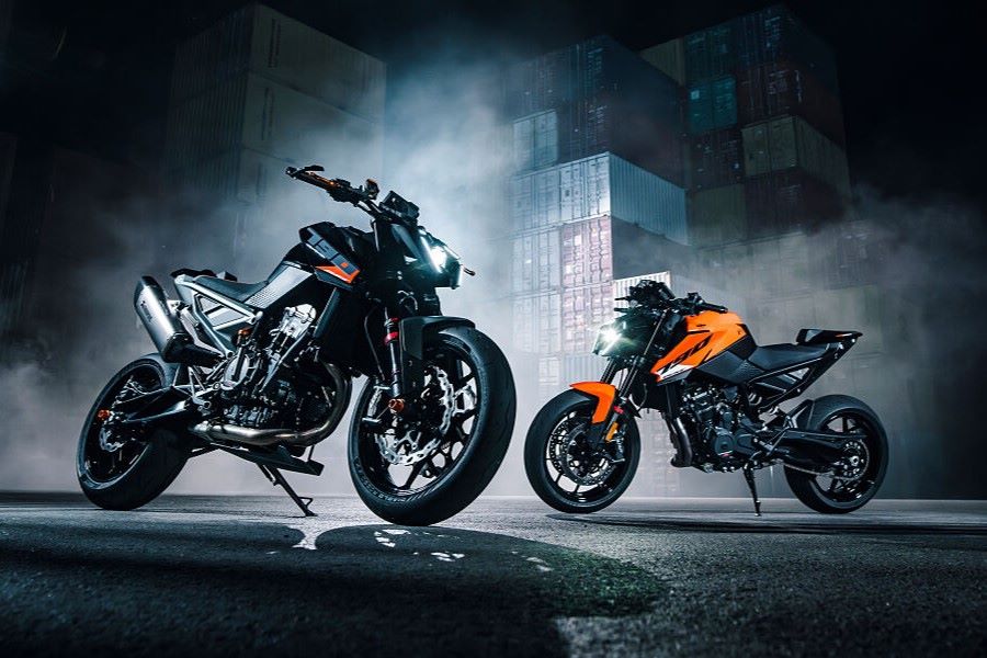 La Duke que dividió opiniones ya es oficial: qué cambió Dos motos KTM 790 Duke 2027 posan en medio de la noche con niebla