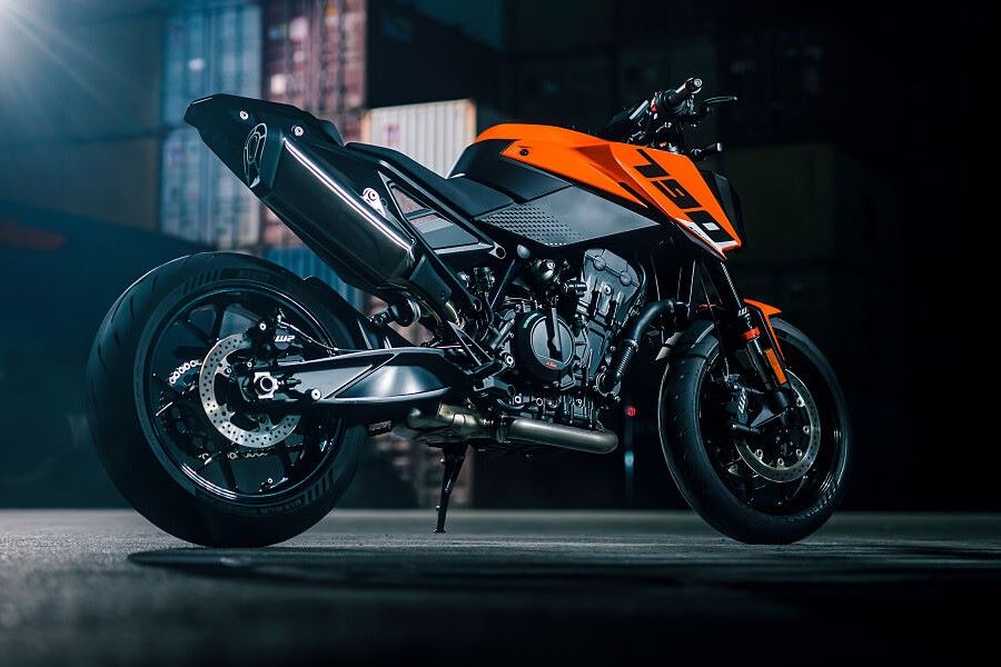 La Duke que dividió opiniones ya es oficial: qué cambió Lateral derecho en perspectiva de una moto KTM 790 Duke 2027 naranja