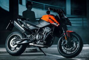 Una KTM 790 Duke 2027 permanece estacionada en medio de la noche