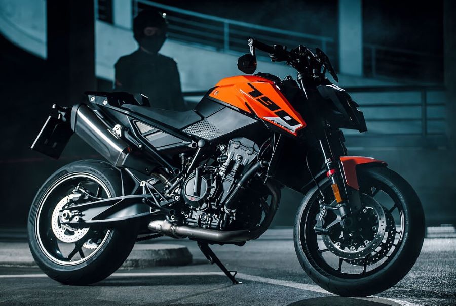 Una KTM 790 Duke 2027 permanece estacionada en medio de la noche