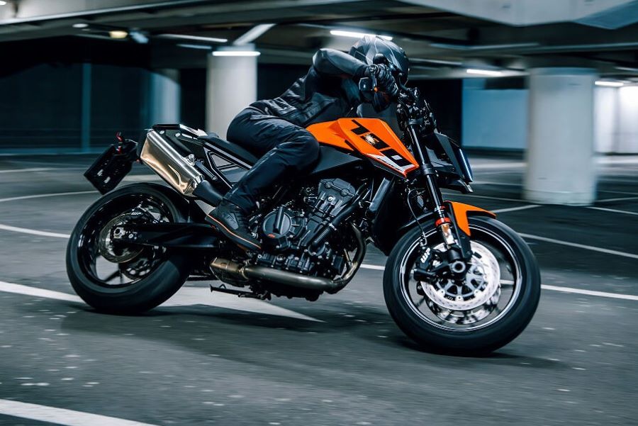 La Duke que dividió opiniones ya es oficial: qué cambió un motociclistas pasa por debajo de una autopista con ua KTM 790 Duke 2027