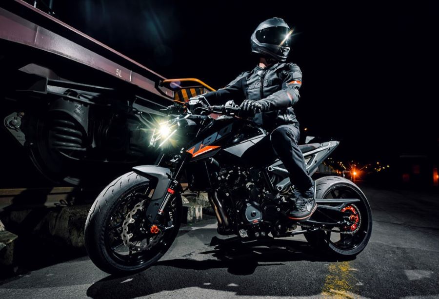 La Duke que dividió opiniones ya es oficial: qué cambió Un motociclista espera el paso del tren sobre su KTM 790 Duke 2027 negra