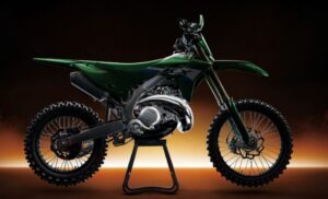 En sombras y sobre u caballete, la nueva moto Kawasaki KX327X de dos tiempos