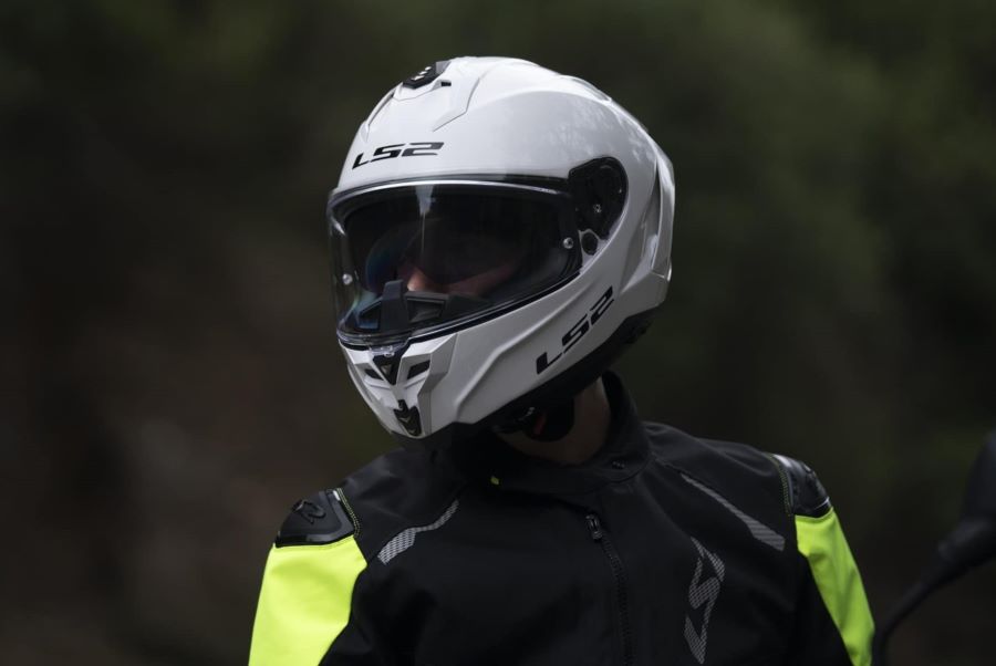 Un piloto porta un casco LS2 Thunder GP Pro