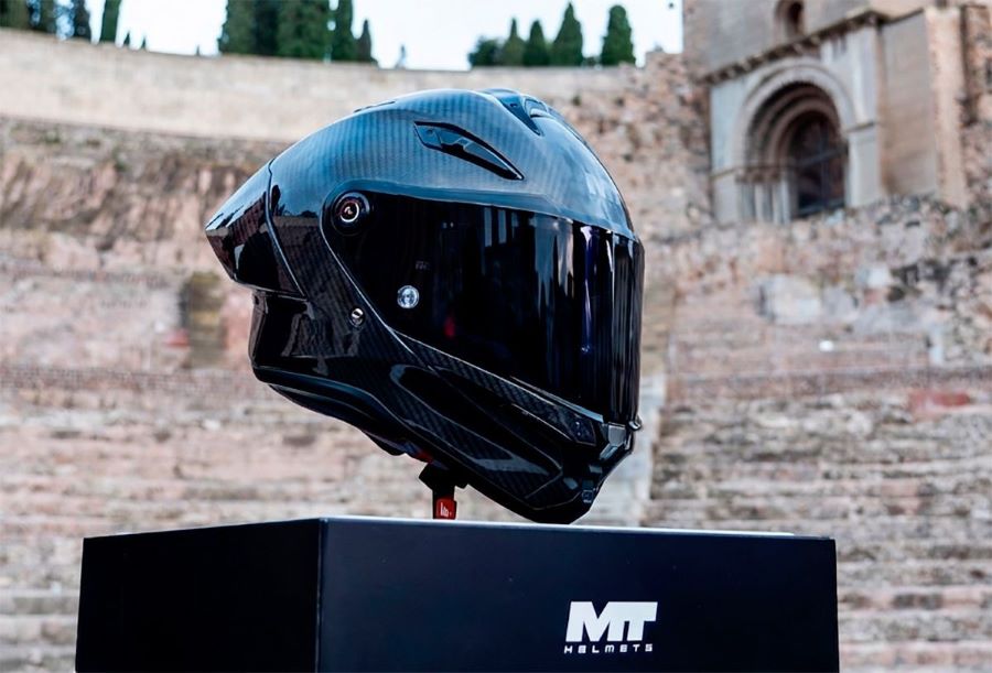 un casco MT KRE 2 PLUS en un exhibidor