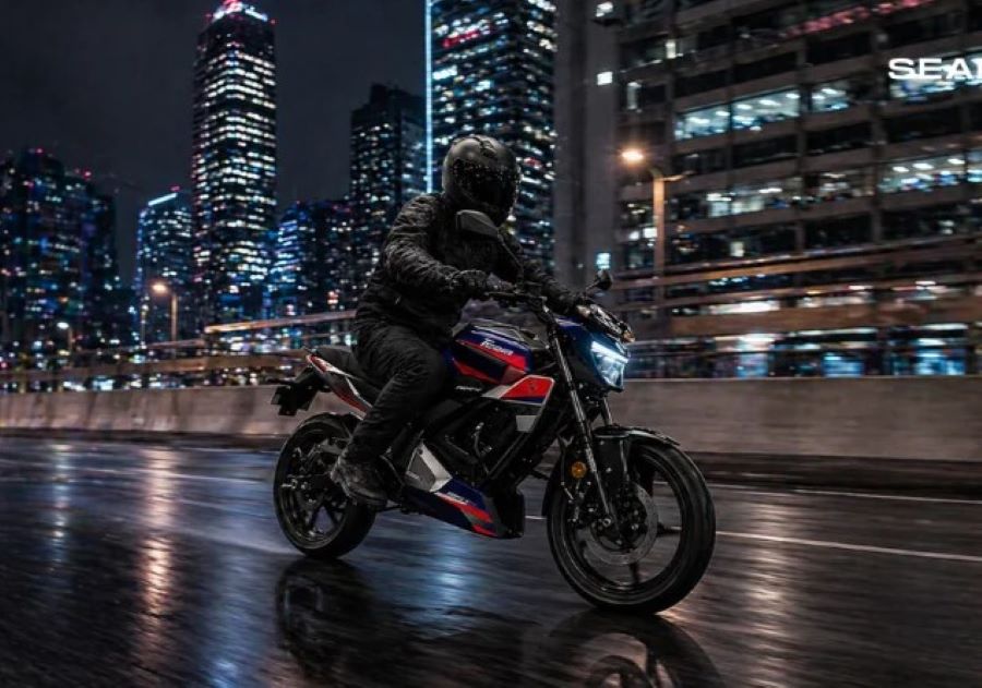 Una moto eléctrica Oben Rorr EVO se desplaza en la ciudad por la noche