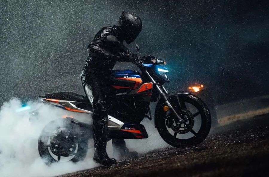 Foto creativa de una moto eléctrica Oben Rorr EVO en la noche