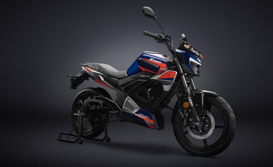 Lateral derecho de una moto eléctrica Oben Rorr EVO azul y naranja