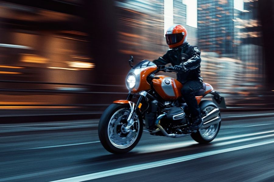 BMW R 12 S: una leyenda de los 70 vuelve a la vida un motociclista atraviesa la ciudad con una BMW R 12 S