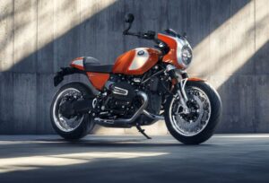 Una BMW R 12 S estacionada en semisombra