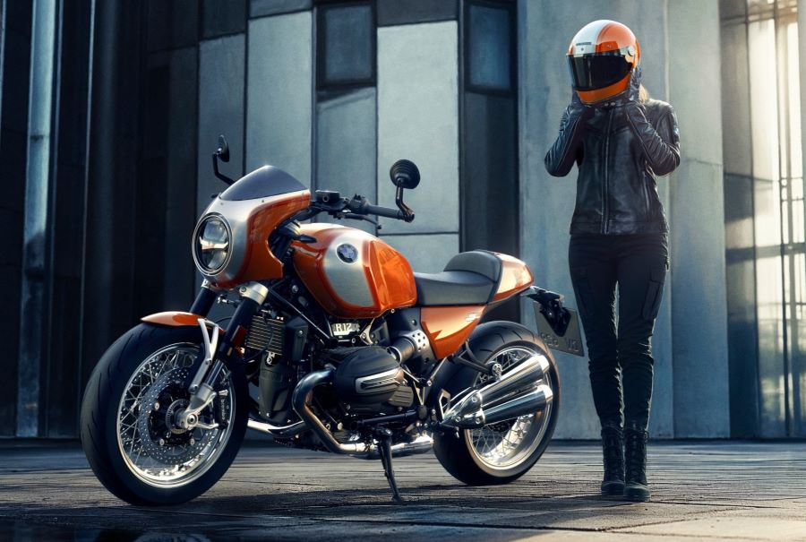 BMW R 12 S: una leyenda de los 70 vuelve a la vida Una mujer se coloca el casco mientras se acerca a du moto BMW R 12 S