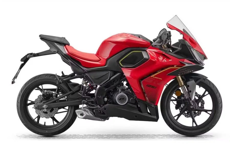 QJMotor desafía la lógica con una 125 equipada con winglets Lateral derecho de una QJMotor SRK 125RR 2027 roja