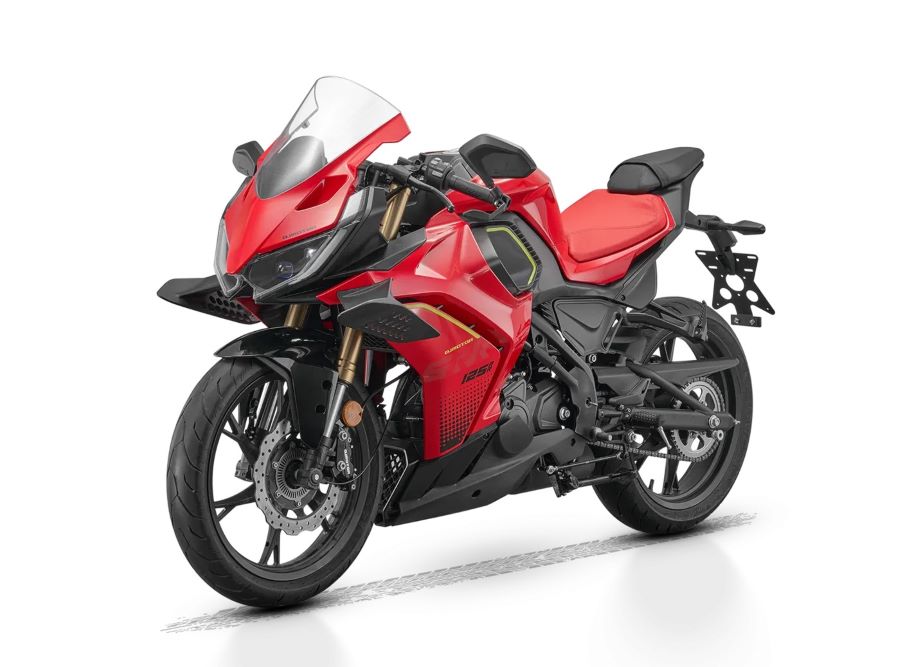 QJMotor desafía la lógica con una 125 equipada con winglets QJMotor SRK 125RR roja en perspectiva delantera