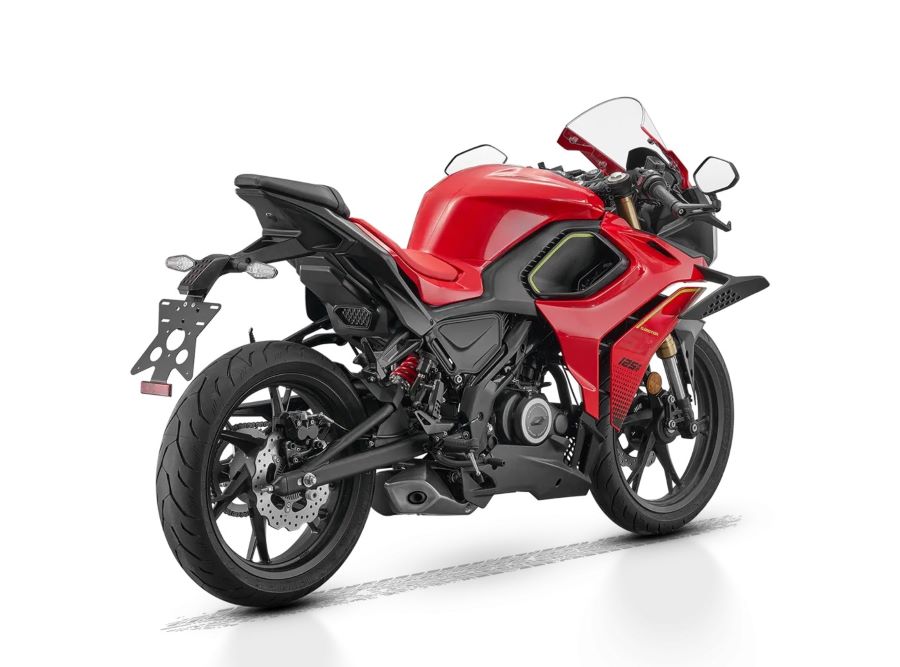 QJMotor desafía la lógica con una 125 equipada con winglets QJMotor SRK 125RR roja en perspectiva trasera derecha