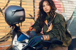 Una mujer joven subida a una moto