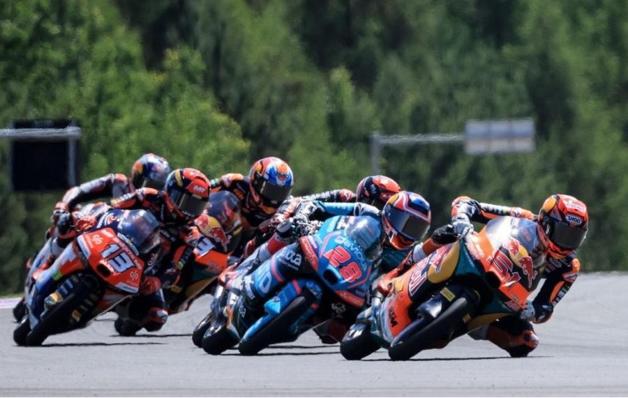 Un pelotón en una carrera de Moto3
