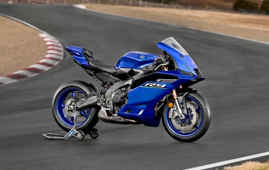 Una Yamaha R9 2027 azul parada sobre su caballete en medio de la pista