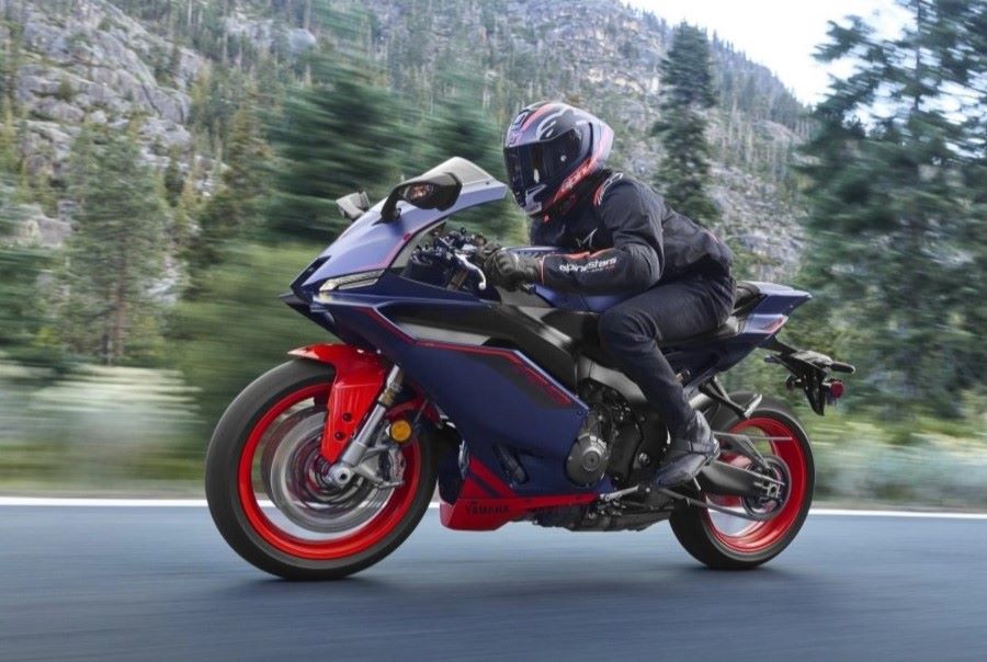 Una Yamaha R9 2027 azul y roja circula a gran velocidad en el asfalto