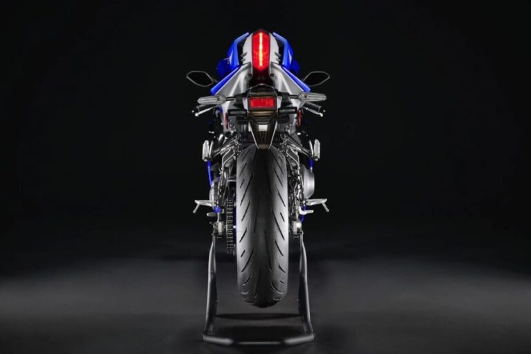 imagen trasera de una Yamaha R9 2027