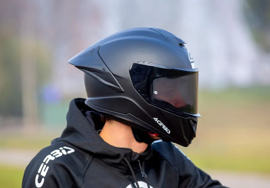 Un motociclista porta un casco Acerbis TARMAK-X