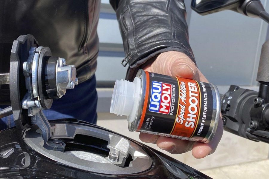 Aditivos para gasolina en motos 4 tiempos | ¿Cuáles sirven? un usuario de moto echa aditivo en el tanque