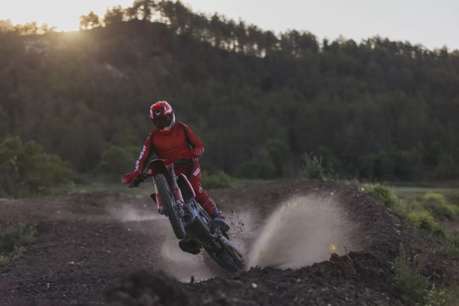 Ducati lleva lleva su tecnología Desmo al enduro Una moto Ducati Desmo450 EDS levanta su rueda delantera y tira ripio con la trasera en un sendero