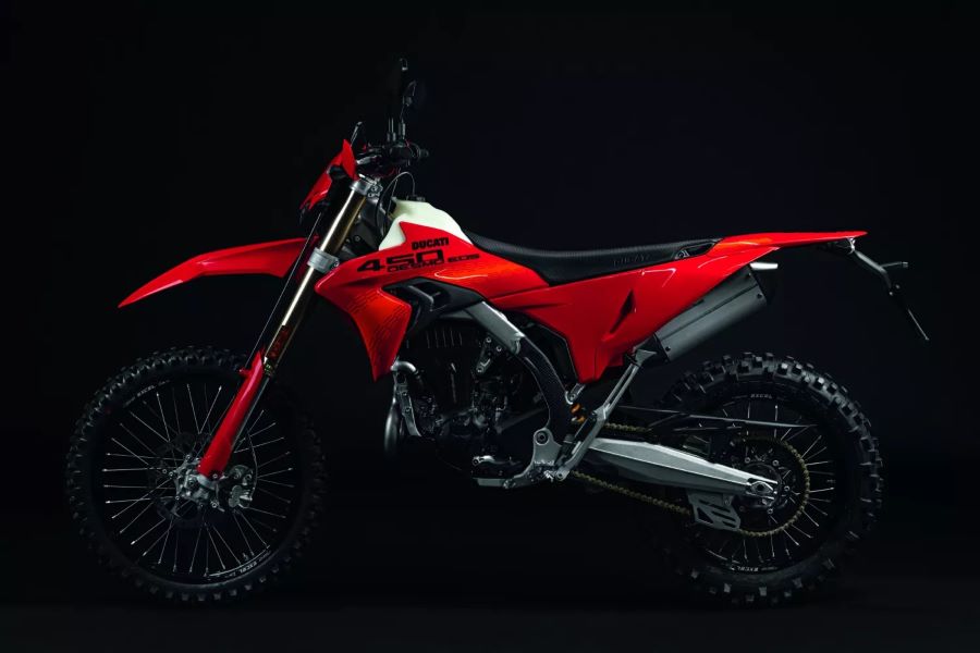 Ducati lleva lleva su tecnología Desmo al enduro Lateral izquierdo de una Ducati Desmo450 EDS