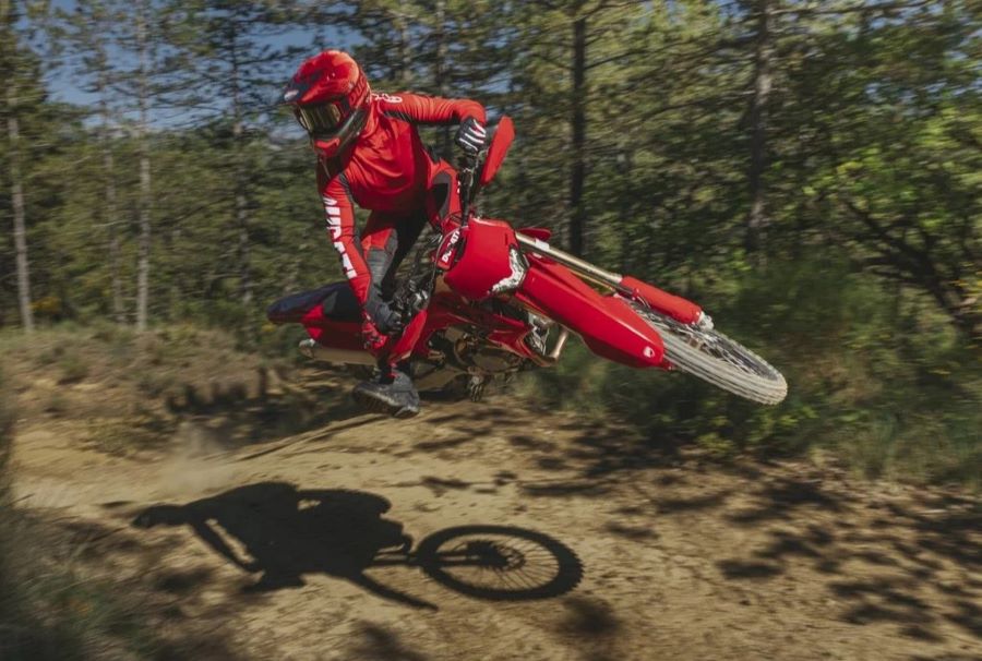Ducati lleva lleva su tecnología Desmo al enduro Una moto Ducati Desmo450 EDS vuela en un sendero