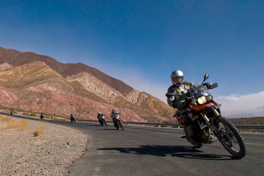 Un motociclista encabeza una caravana de motos alquiladas en el norte argentino